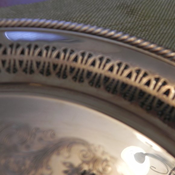 Vintage Wm. Rogers Silver Plate Serving Tray/Platter 12” inch Round. Excellent - Picture 2 of 4